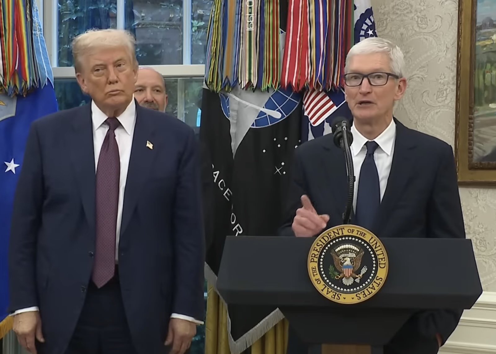 Tim Cook氏 with Trump